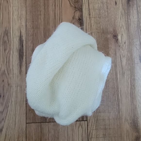 Scarve Size O/S - Picture 2 of 2